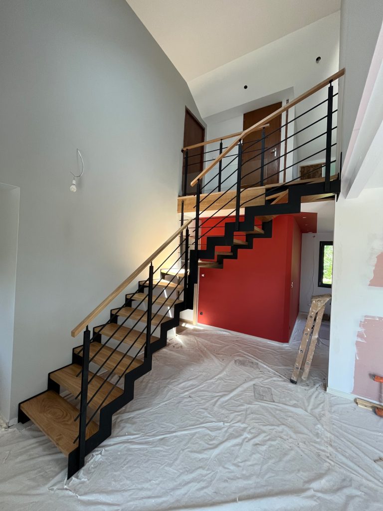Création et installation d'un escalier moderne noir/bois